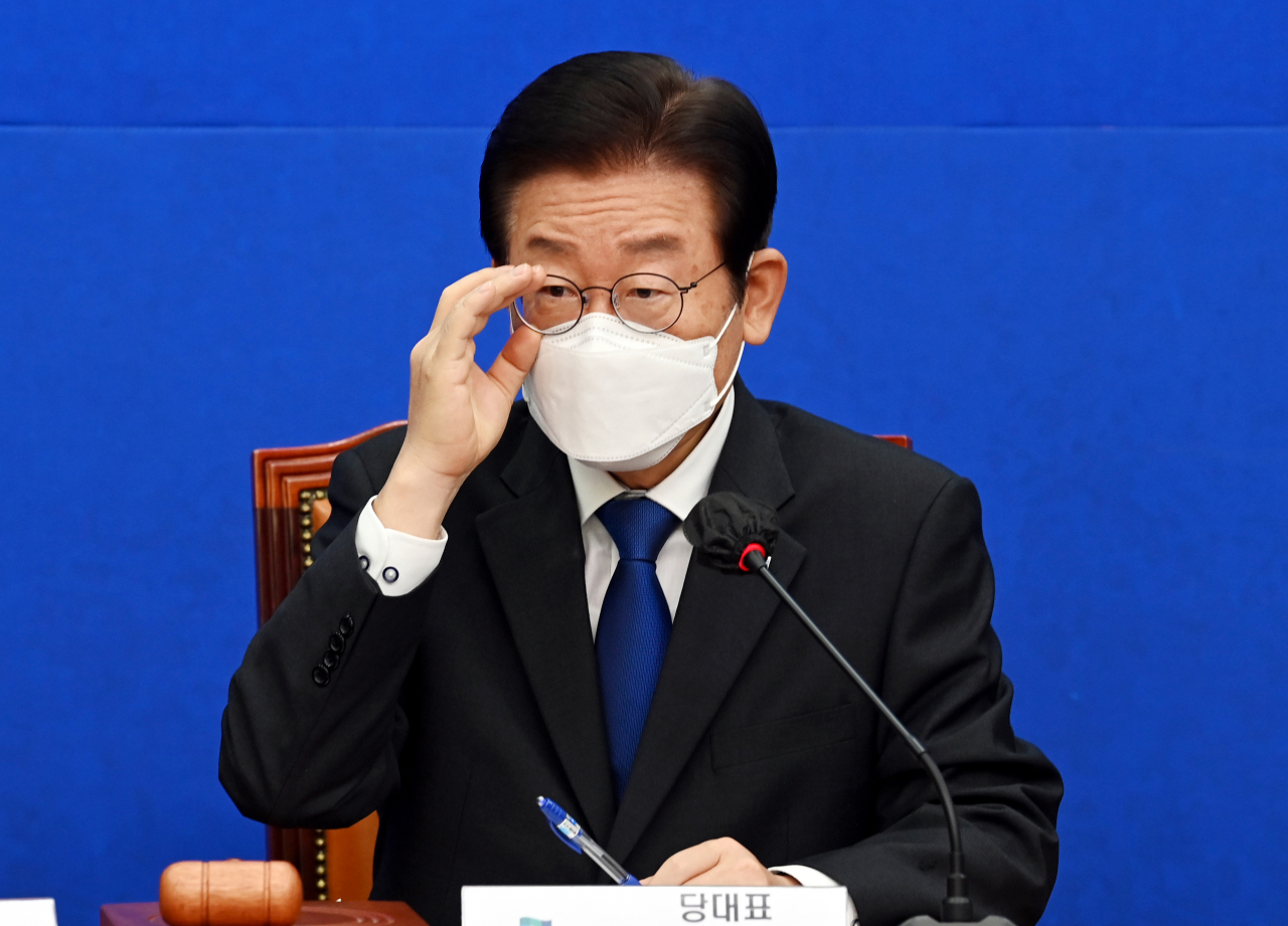 더불어민주당 이재명 대표가 17일 국회에서 열린 최고위원회의에서 안경을 고쳐 쓰고 있다. 이상섭 기자