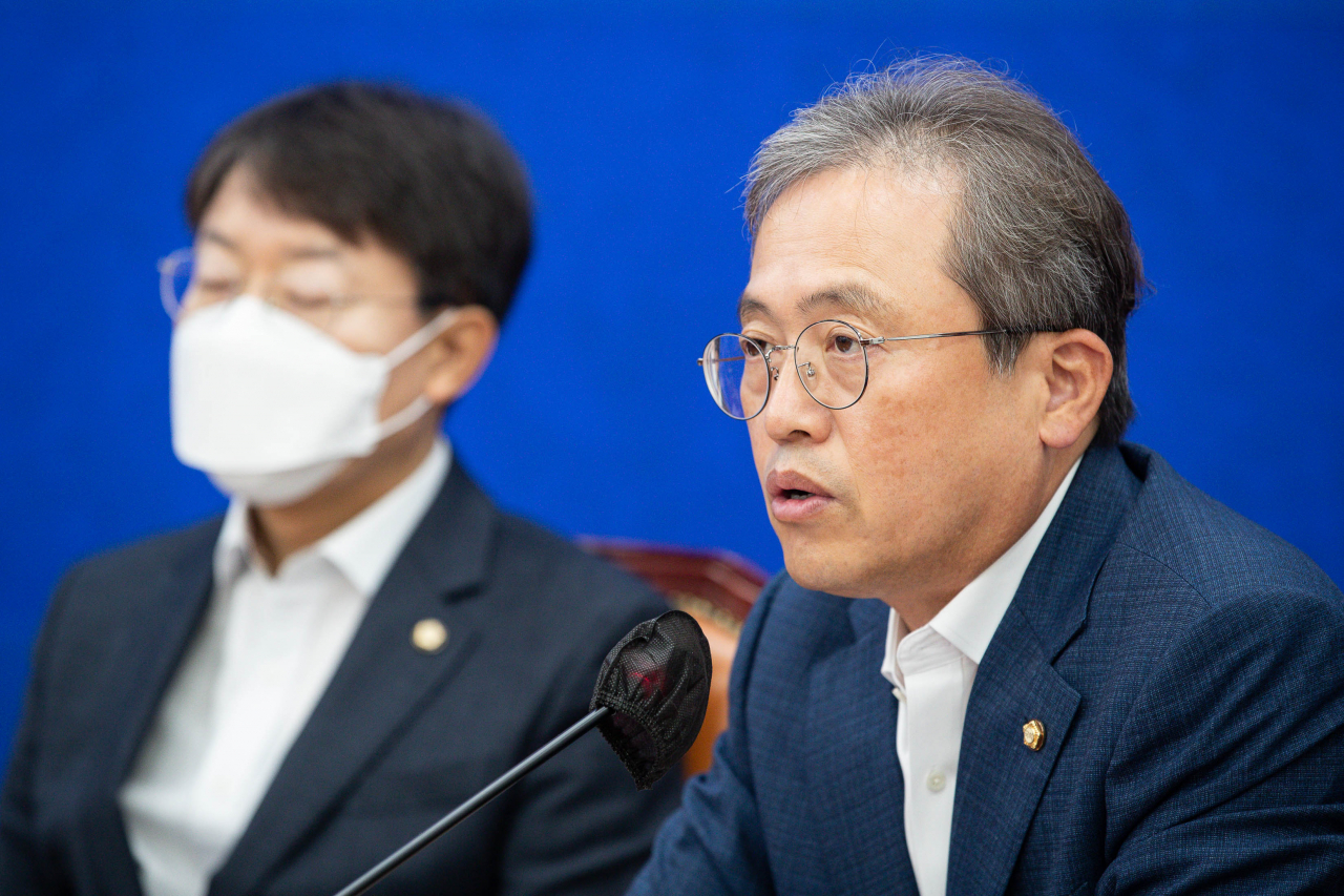 송기헌 국회 형사사법체계개혁특별위원회 더불어민주당 간사가 20일 서울 여의도 국회에서 열린 원내대책회의에서 모두 발언을 하고 있다. 이상섭 기자