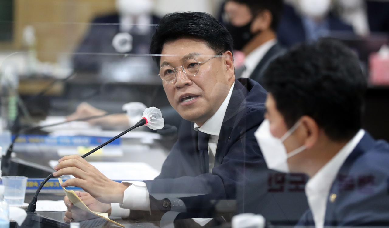 국민의힘 장제원 의원이 14일 오전 경남 창원시 의창구 경남도청에서 열린 2022년 국회 행정안전위원회 경남도 국정감사에서 질의하고 있다. 연합뉴스