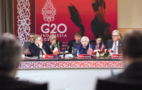 주요 20개국(G20) 재무장관과 중앙은행 총재가 지난 12~13일 미국 워싱턴에서 회의를 진행하고 있다. 세계은행(WB)·국제통화기금(IMF) 연차총회에 맞춰 열린 것인데, 회원국들은 우크라이나 전쟁·기후변화 등에서 서로 다른 견해를 보였다고 블룸버그가 16일(현지시간) 보도했다. 관례와 달리 이 회의 관련 성명이 사흘이나 늦은 이날 나온 데다 성명 곳곳에 회원국간 이견이 노출돼 있는 문구가 있다는 점이 근거다. 재닛 옐런(가운데) 미국 재무장관과 제롬 파월(오른쪽) 연방준비제도(Fed·연준) 의장의 모습이 보인다. [G20 정상회의 홈페이지]