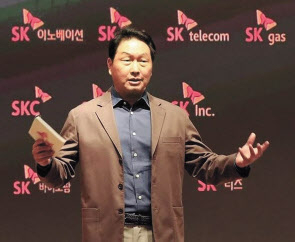최태원 SK그룹 회장이 지난해 경기도 이천시 SKMS연구소에서 열린 CEO세미나에서 스피치를 하고 있다.