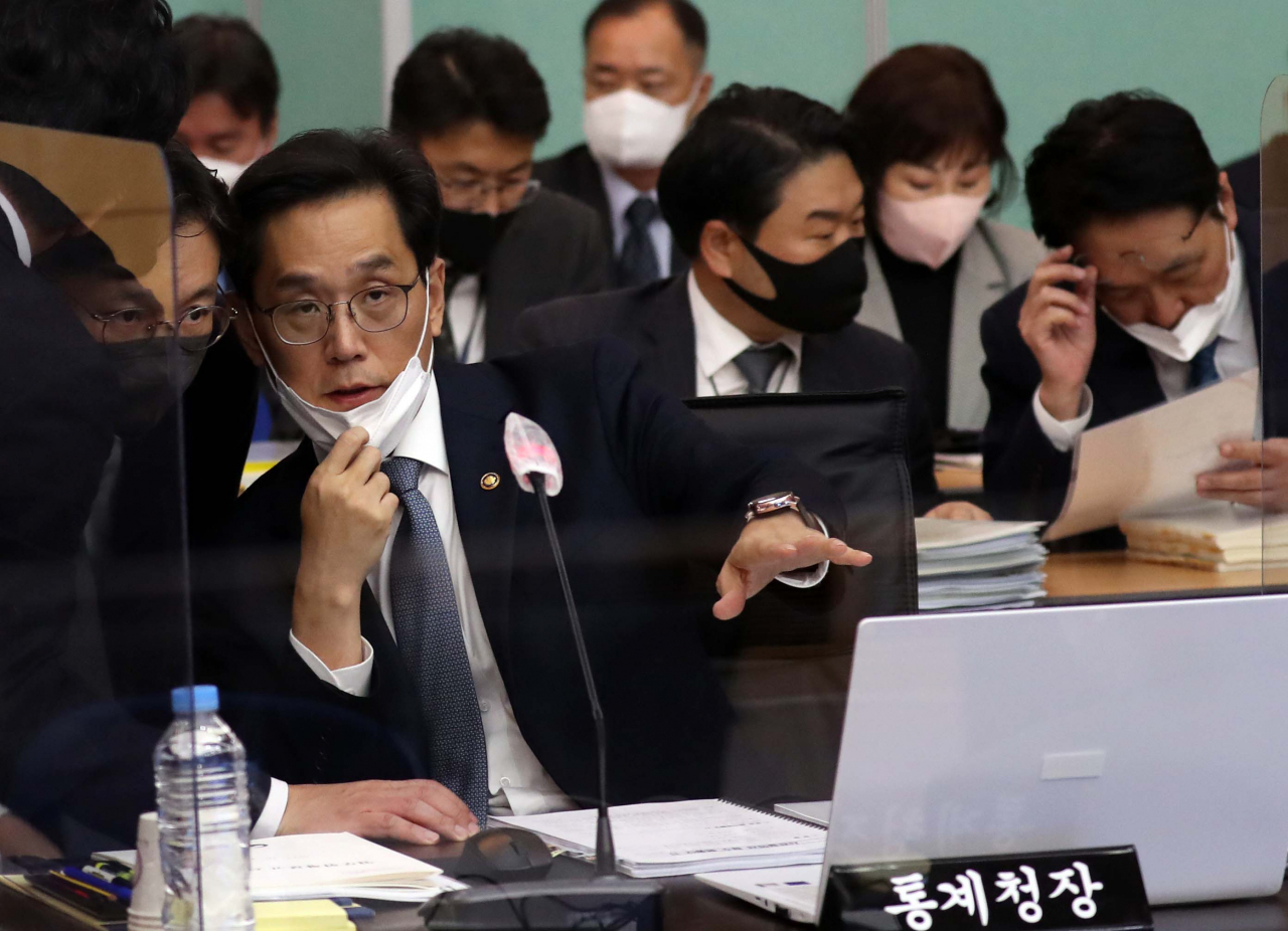 17일 대전 정부청사에서 국회 기획재정위원회의 관세청, 조달청, 통계청에 대한 국정감사가 열렸다. 한훈 통계청장이 직원들과 답변을 준비하고 있다. 연합뉴스