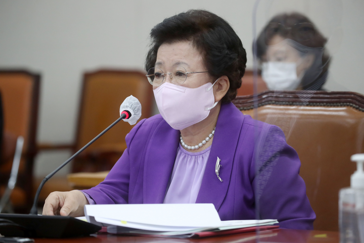 이배용 국가교육위원장이 17일 오전 국회 교육위원회에서 열린 국가교육위원회에 대한 국정감사에서 의원질의에 답변하고 있다. 이상섭 기자