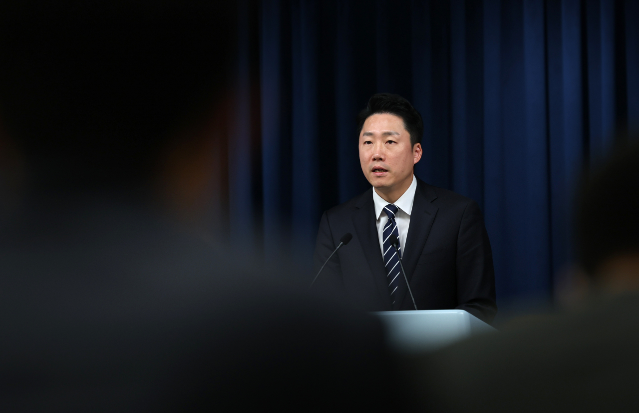 이재명 대통령실 부대변인이 17일 오후 서울 용산 대통령실 청사 브리핑룸에서 수석비서관회의 내용 등과 관련해 브리핑을 하고 있다. [연합]
