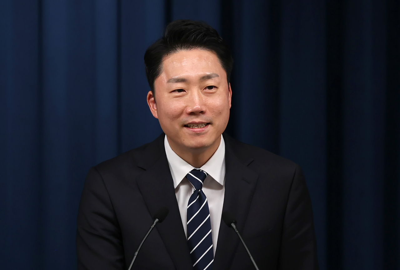 이재명 대통령실 부대변인이 17일 오후 서울 용산 대통령실 청사 브리핑룸에서 수석비서관회의 내용 등과 관련해 브리핑을 하고 있다. [연합]