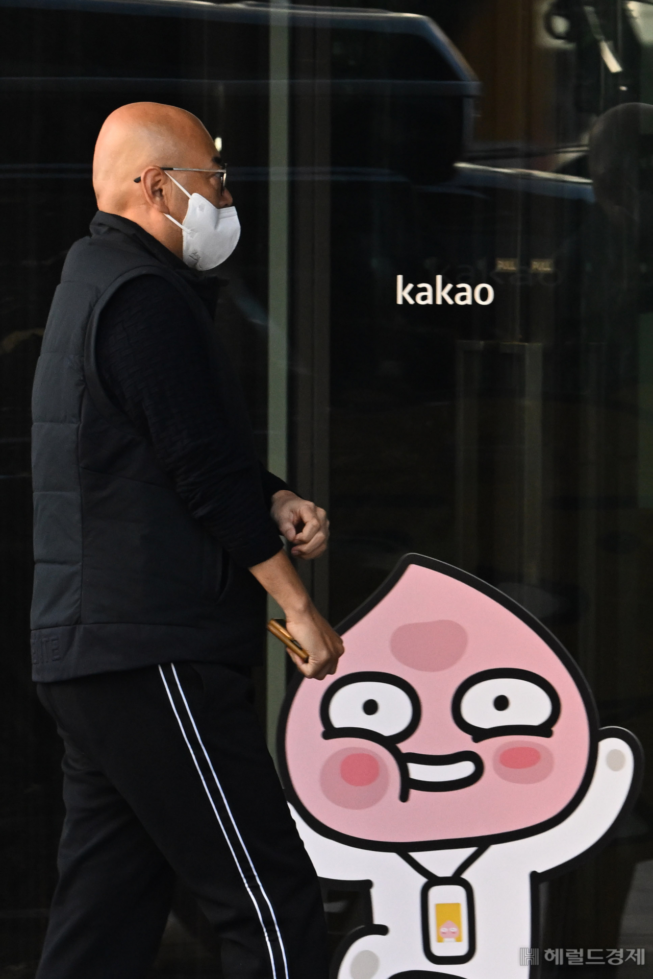 분당 카카오 판교아지트로 들어서는 남궁훈 카카오 대표이사.