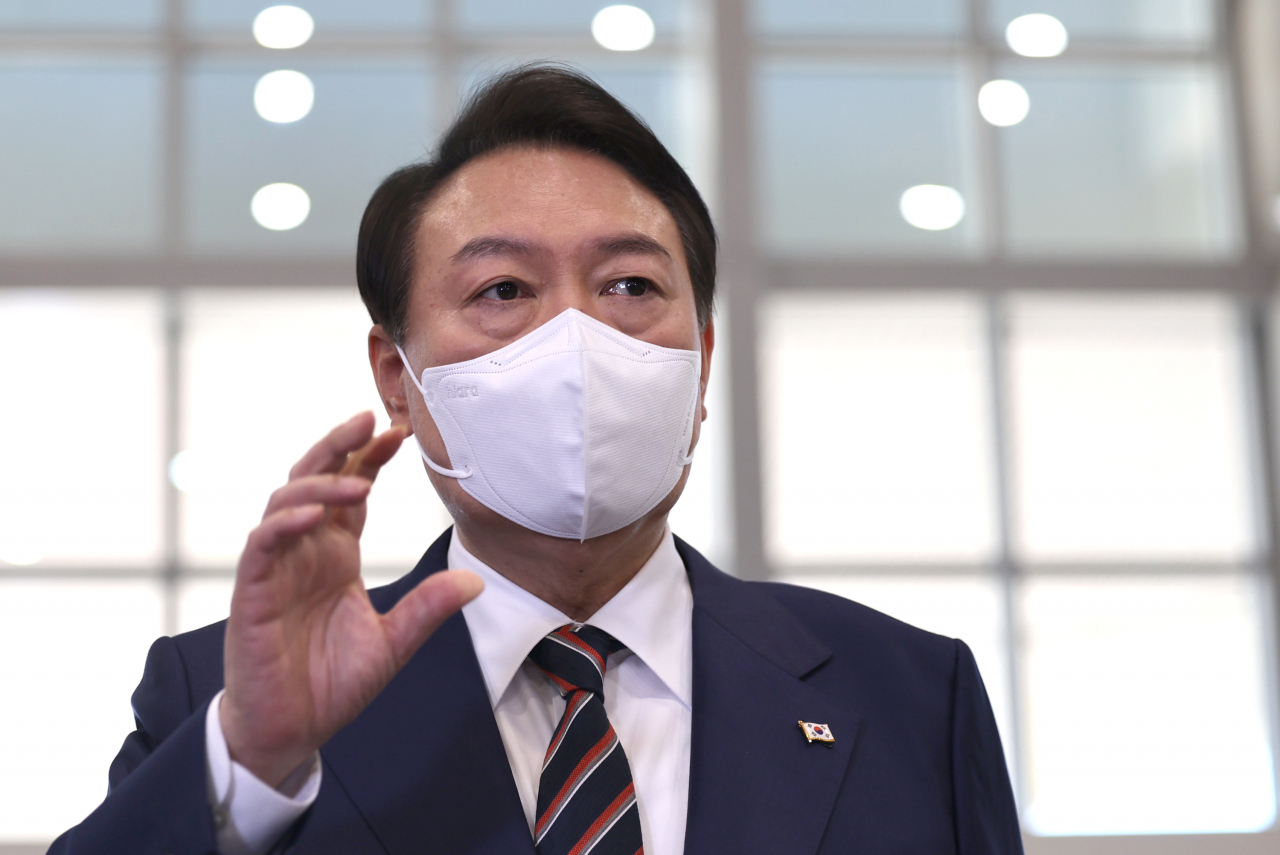 윤석열 대통령이 17일 오전 서울 용산 대통령실 청사로 출근, 취재진의 질문에 답하고 있다. [연합]