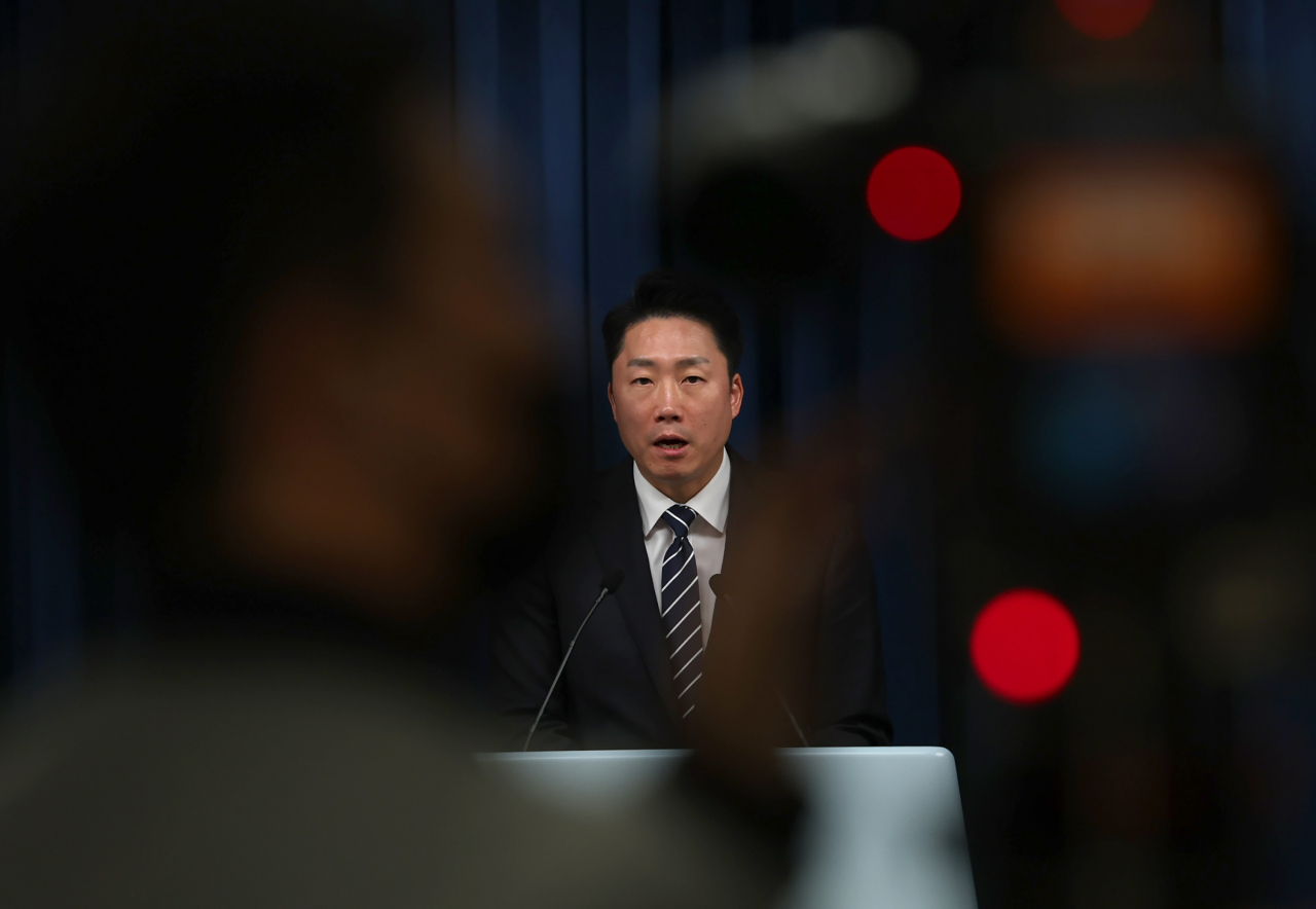 이재명 대통령실 부대변인이 17일 오후 서울 용산 대통령실 청사 브리핑룸에서 수석비서관회의 내용 등과 관련해 브리핑을 하고 있다. [연합]