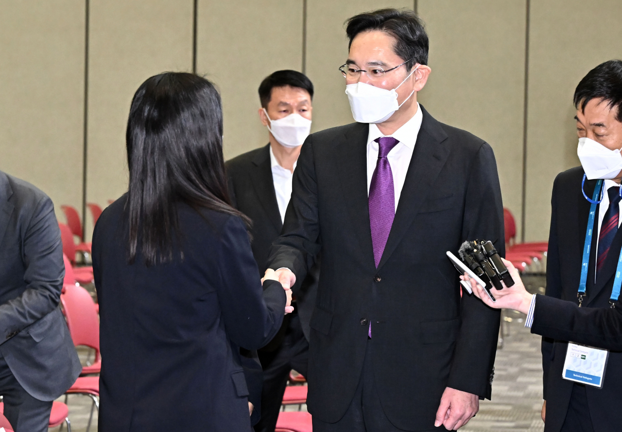 이재용(오른쪽) 삼성전자 부회장이 17일 경기도 고양시 킨텍스에서 열린 2022 국제기능올림픽 특별대회 폐회식에서 한국 선수단을 격려하고 있다. [연합]