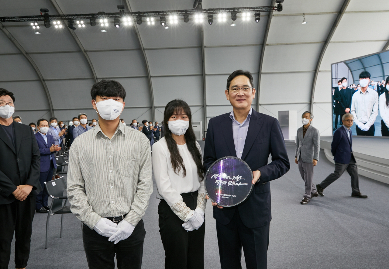 이재용(오른쪽) 삼성전자 부회장이 8월 삼성전자 기흥 R&D 단지 기공식에 참석해 임직원들과 기념촬영을 하고 있다. [삼성전자 제공]