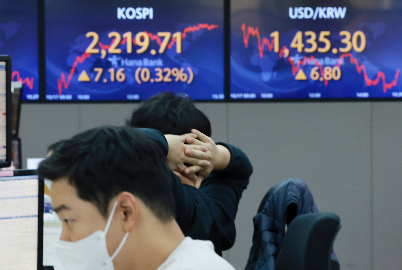 17일 오후 서울 중구 을지로 하나은행 본점 딜링룸. 이날 원/달러 환율은 6.8원 오른 달러당 1435.3원으로 거래를 마쳤다. [연합]