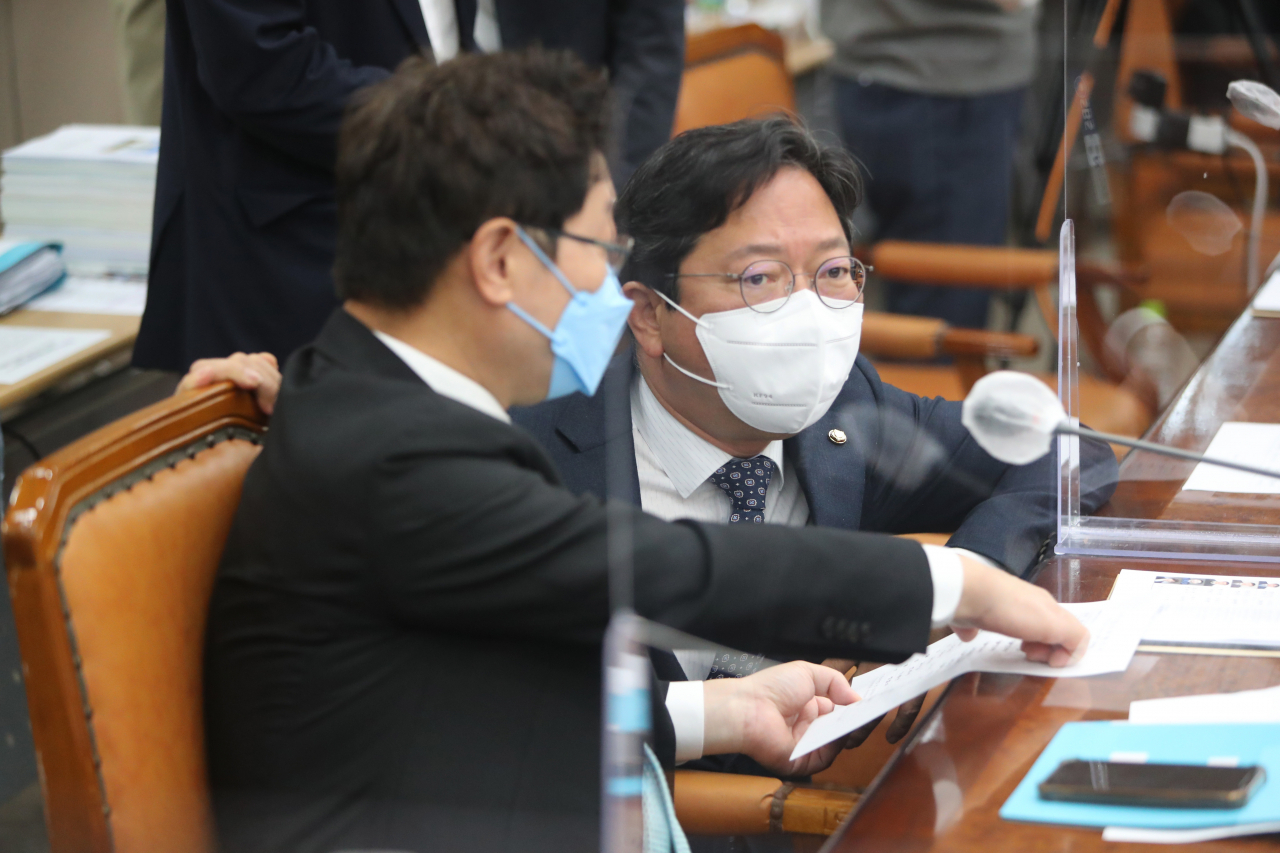 더불어민주당 김승원 의원이 14일 대전고등법원에서 열린 법제사법위원회 비수도권 지법·고법·지검·고검 국정감사장에서 박범계 의원과 논의하고 있다. [연합]