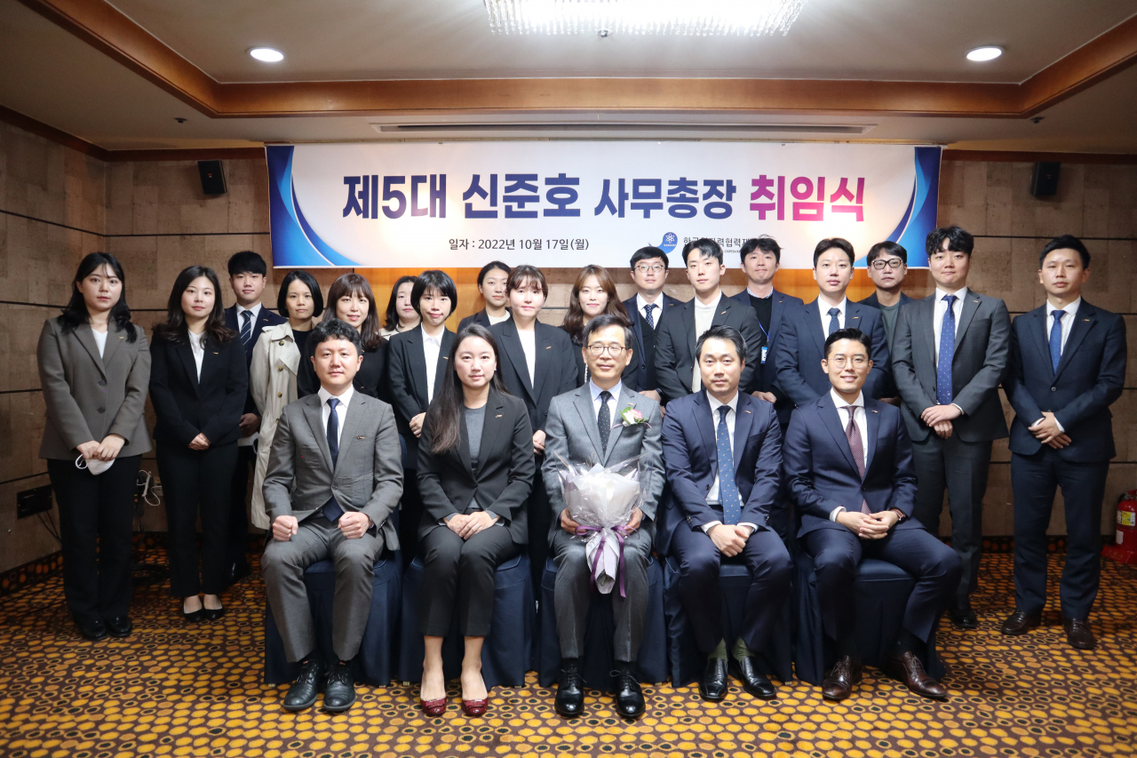 신준호(앞줄 가운데) 한국원자력협력재단 신임 사무총장이 17일 취임식을 가졌다.[한국원자력협력재단 제공]