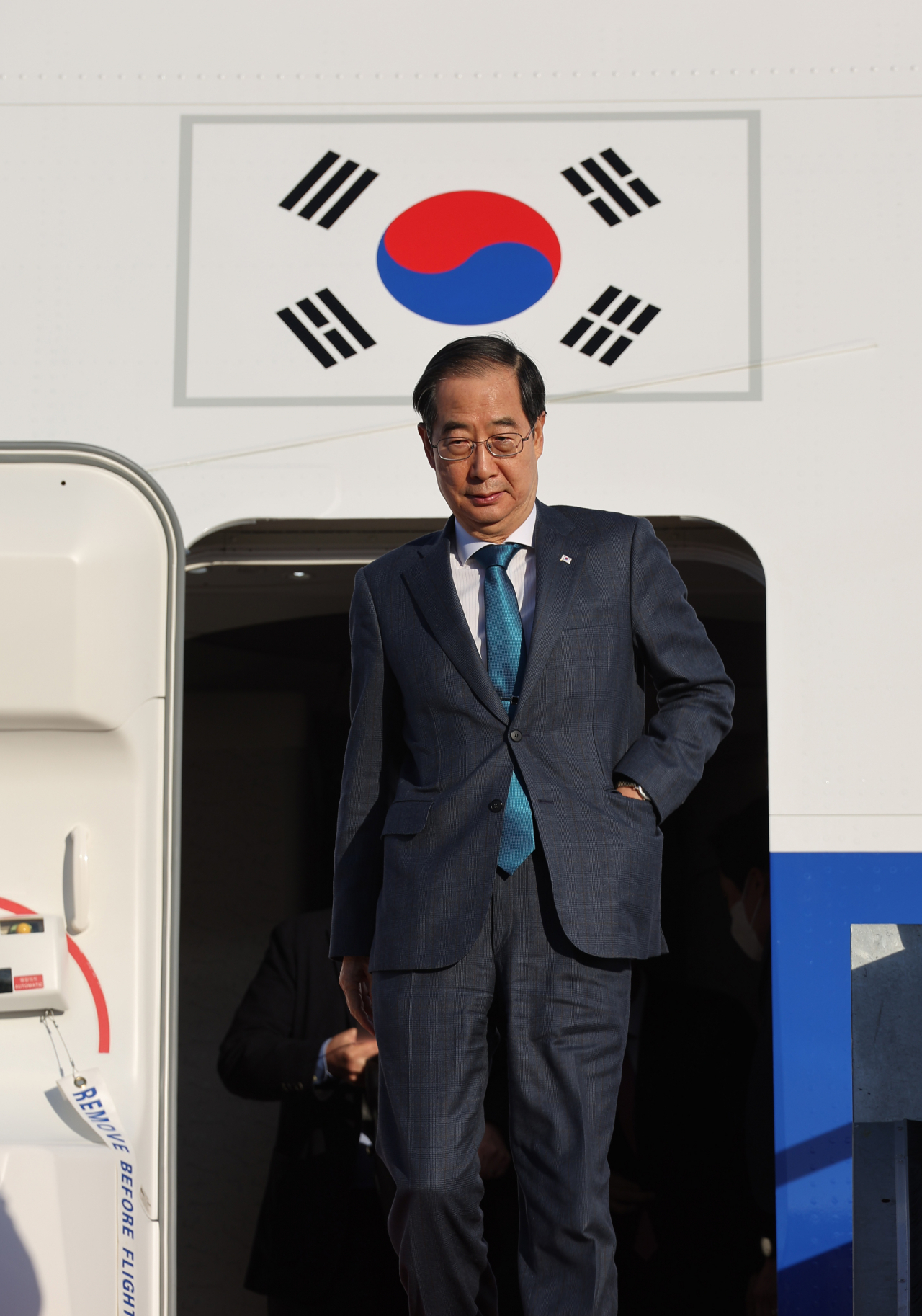 한덕수 국무총리가 7박 9일 일정으로 칠레·우루과이·아르헨티나 중남미 3개국 순방을 마치고 17일 오후 성남 서울공항에 도착해 전용기에서 내리고 있다. [연합]