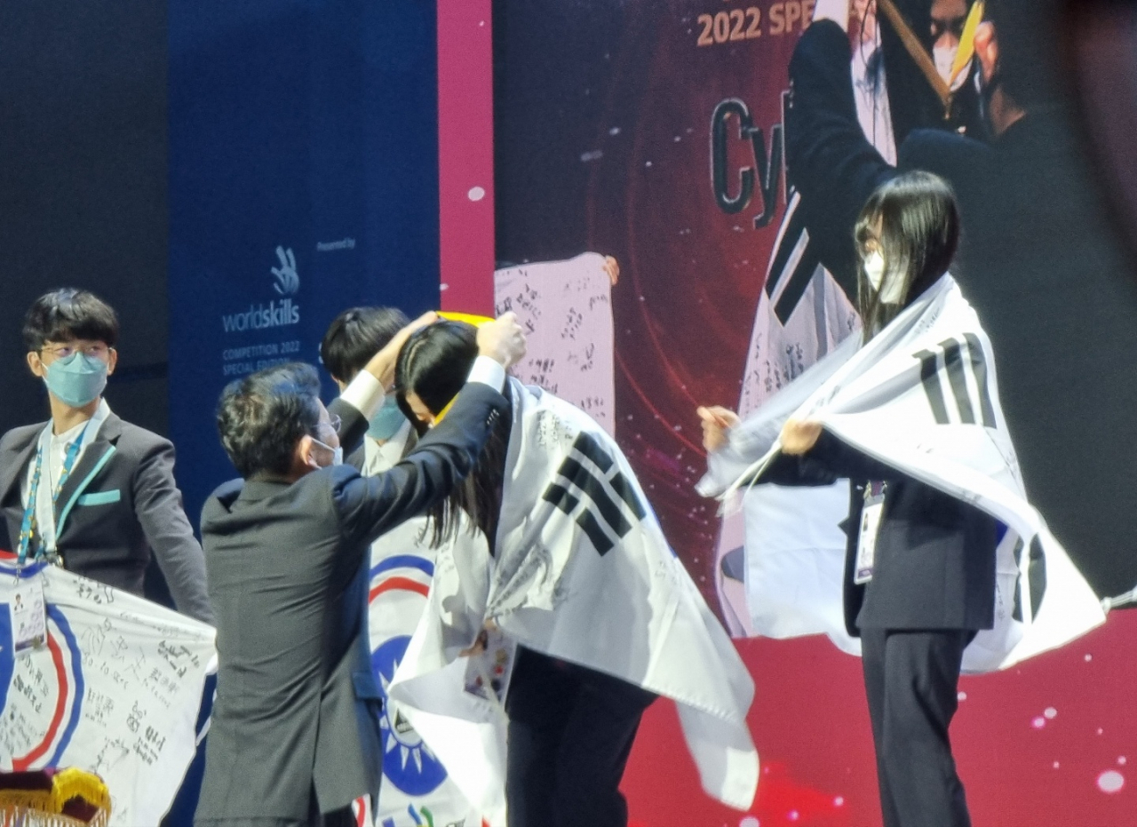 이재용 삼성전자 부회장이 17일 오후 경기도 고양시 일산서구 킨텍스에서 열린 2022 국제기능올림픽 특별대회 폐회식에 참석해 '사이버 보안' 분야에서 금메달을 수상한 한국 참가자들에게 메달을 걸어주는 모습 . 김지헌 기자.