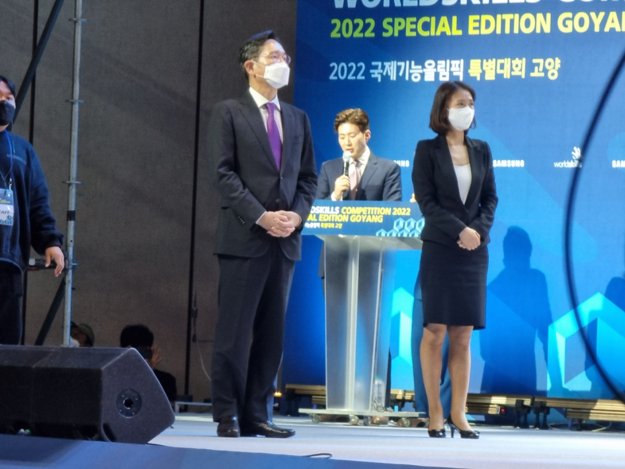 이재용 삼성전자 부회장이 17일 오후 경기도 고양시 일산서구 킨텍스에서 열린 2022 국제기능올림픽 특별대회 폐회식에 참석해 '사이버 보안' 분야에서 시상하기 위해 대기하는 모습 . 김지헌 기자.