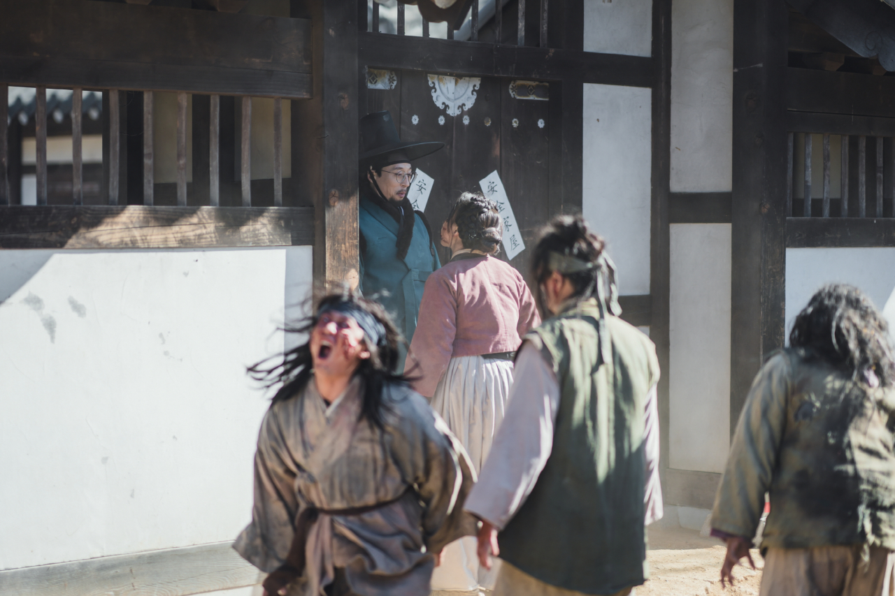 Comedian Yoo Jae-suk tries to survive a zombie apocalypse in "The Zone: Survival Mission" (Walt Disney Co. Korea)