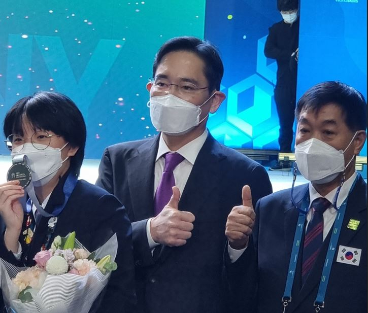 17일 오후 경기도 고양시 킨텍스에서 열린 2022 국제기능올림픽 폐회식에 참석한 이재용 삼성전자 부회장이 한국 참가자들과 엄지를 세우는 모습. 김지헌 기자.