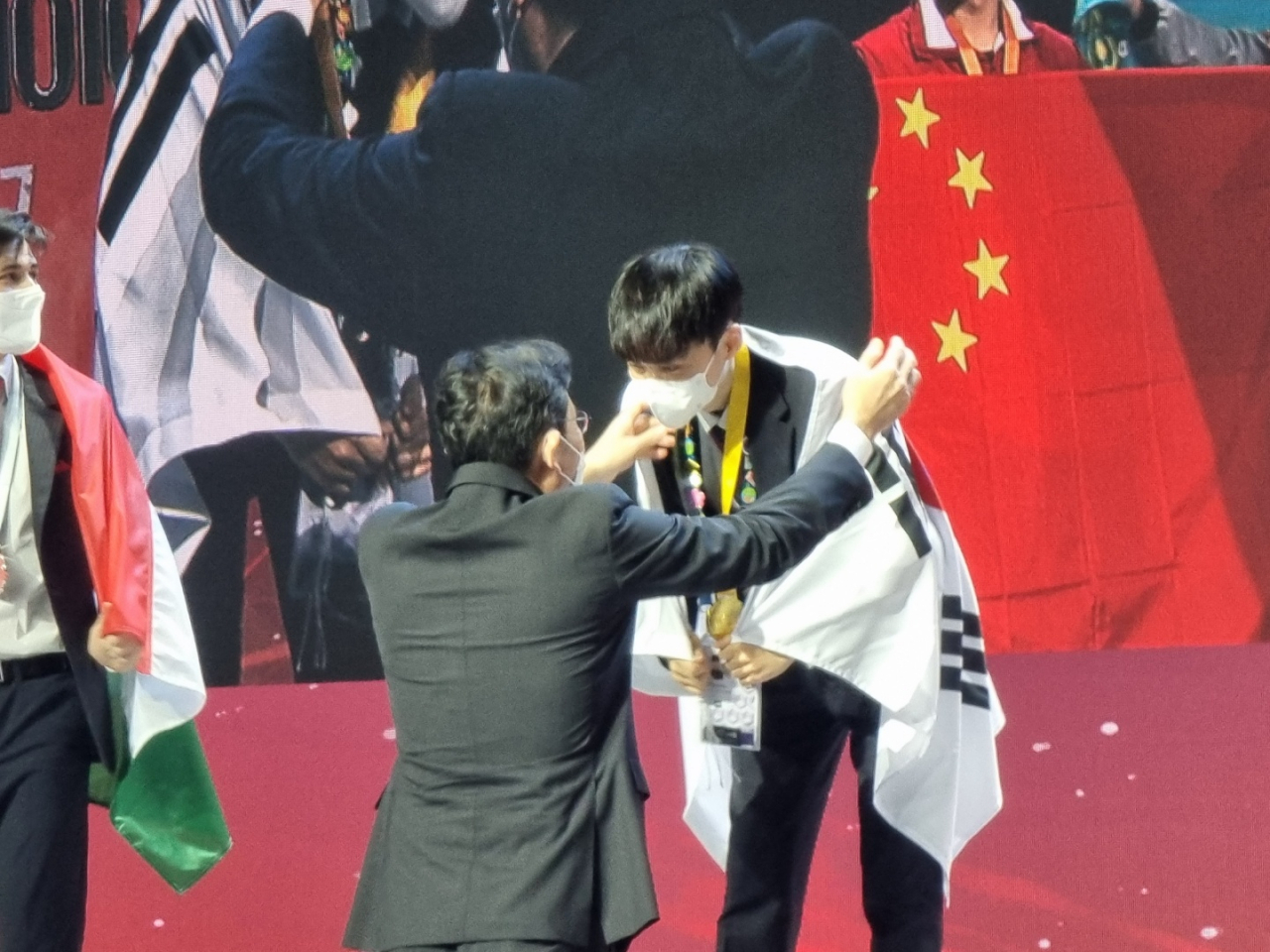 이재용 삼성전자 부회장이 17일 오후 경기도 고양시 일산서구 킨텍스에서 열린 2022 국제기능올림픽 특별대회 폐회식에 참석해 '웹테크놀로지' 분야에서 금메달을 수상한 한국 참가자에게 메달을 걸어주는 모습 . 김지헌 기자.