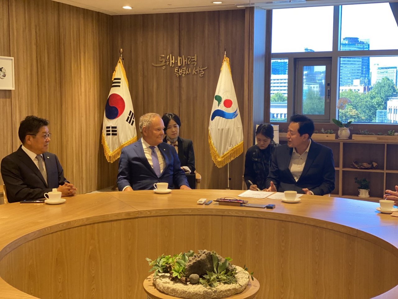 Blockchain Research Institute Executive Chairman Don Tapscott (center) meets Seoul Mayor Oh Se-hoon (right) and The Korea Herald CEO Choi Jin-young (left) at the Seoul mayor's office in Jung-gu, Seoul, Monday. (Sanjay Kumar/The Korea Herald)