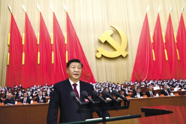 시진핑(習近平) 중국 국가주석이 지난 16일 오전 베이징(北京) 인민대회당에서 개막한 제20차 공산당 전국대표대회(당대회)에서 연설하고 있다. [AP]