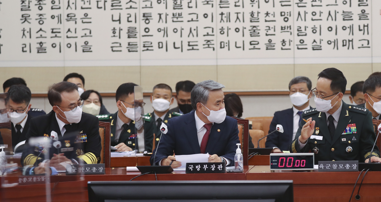 이종섭 국방부 장관이 17일 국회 법사위 회의실에서 열린 군사법원 국정감사에서 박정환 육군참모총장과 대화하고 있다. [연합]