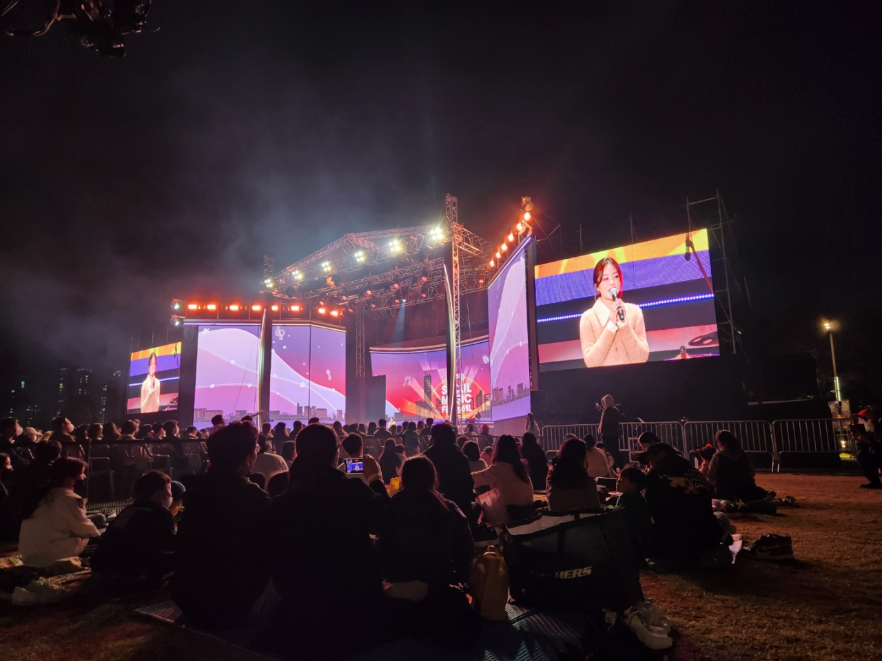 13일 펼쳐진 서울뮤직페스티벌 메인 행사장에는 관람객들이 빼곡히 들어앉아 있다. 이영기 기자