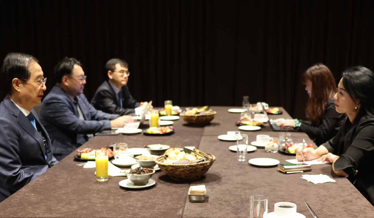 한덕수 국무총리가 16일(현지시간) 미국 애틀랜타에서 귀국 전 동행취재단과 간담회를 하며 질문에 답하고 있다. [연합]