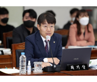 최기상 더불어민주당 의원이 17일 경북도에 대한 국회 행정안전위원회의 국정감사에서 이철우 지사에게 봉화 영풍제련소 환경오염 문제 해결 등에 대해 묻고 있다.[연합]