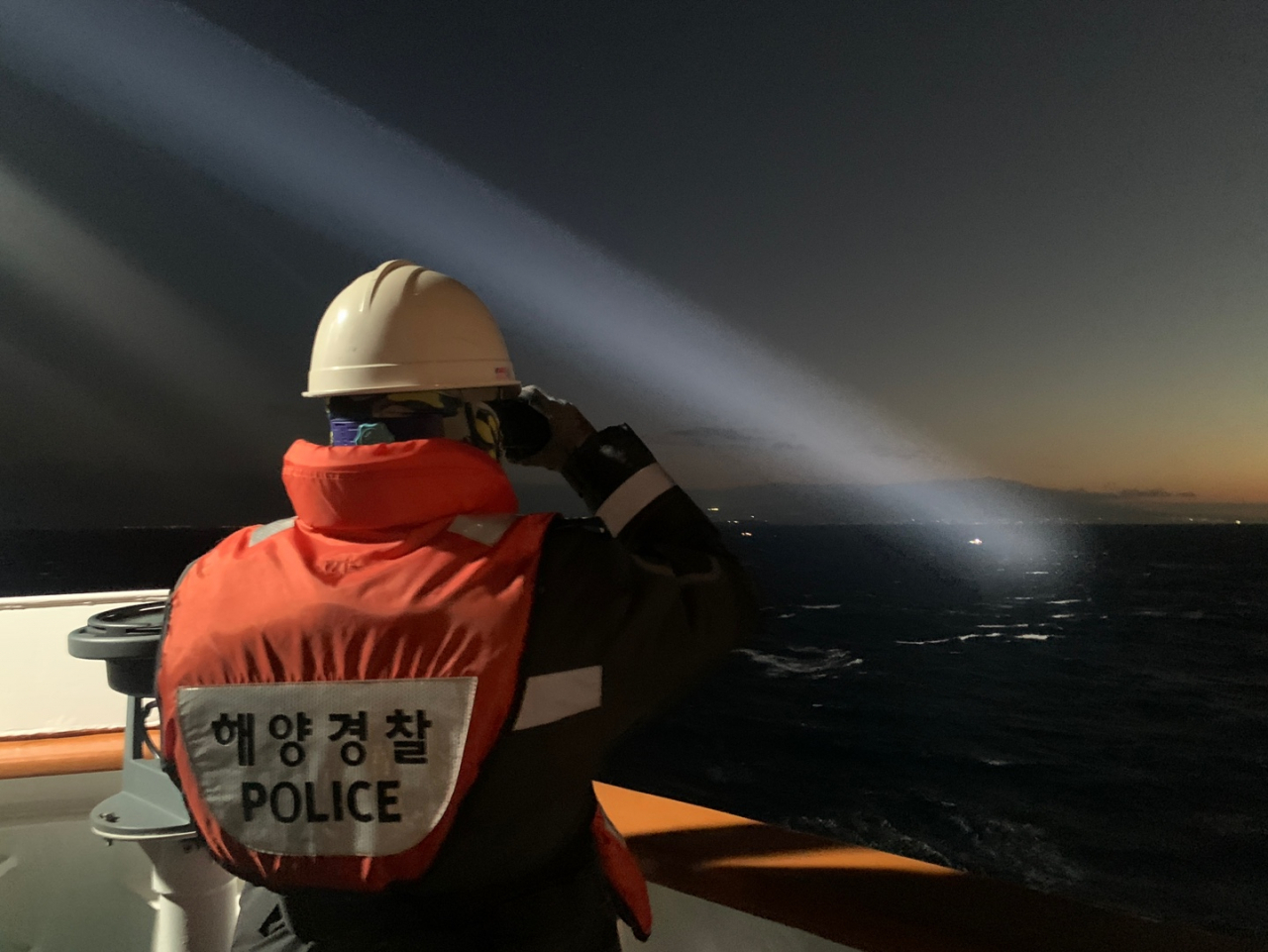 해양경찰이 18일 새벽 마라도 인근 해상에서 전복된 사고 어선에 타고 있던 실종자를 수색하고 있다. [해양경찰청 제공]