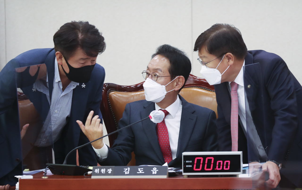 김도읍 법사위원장이 지난 17일 오전 국회 법사위회의실에서 열린 헌법재판소에 대한 국정감사에서 여야 간사와 대화하는 모습. [연합]
