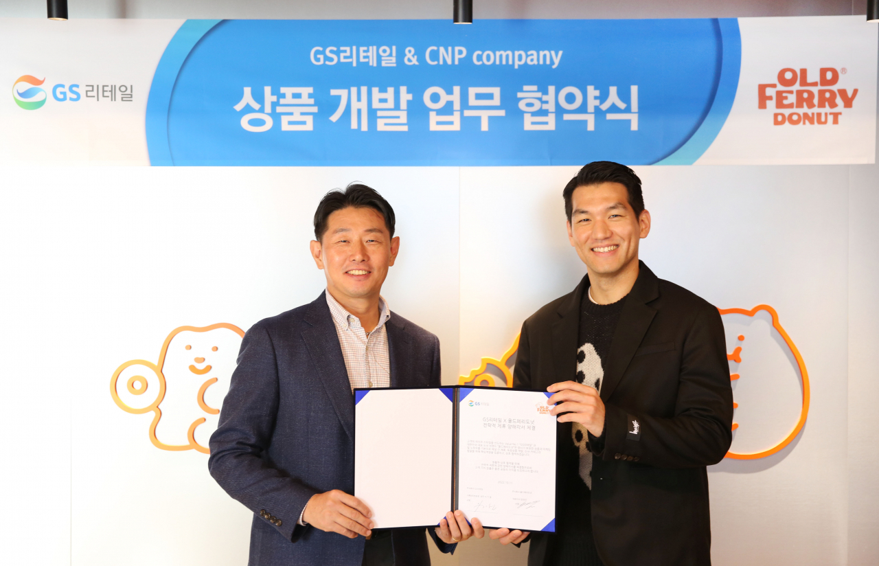 (왼쪽)이기철 GS리테일 기획MD부문장 (오른쪽)김상선 올드페리도넛 대표이사