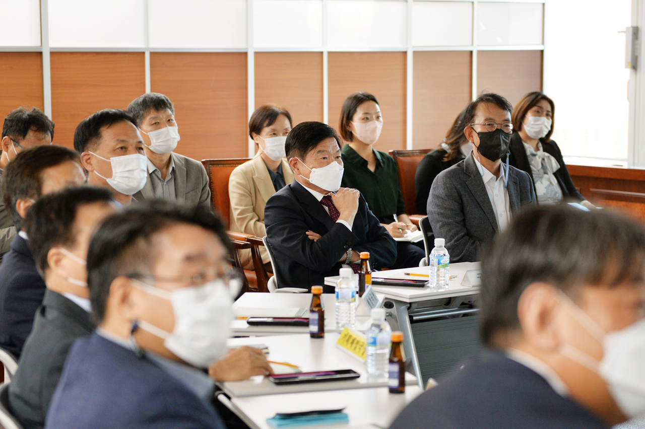 동대문구청에서 17일 열린 ‘드론택시 구청장 공약사항 추진을 위한 드론 관련 설명회’에서 이필형 동대문구청장이 드론 택시에 관한 설명을 듣고 있다. [동대문구 제공]