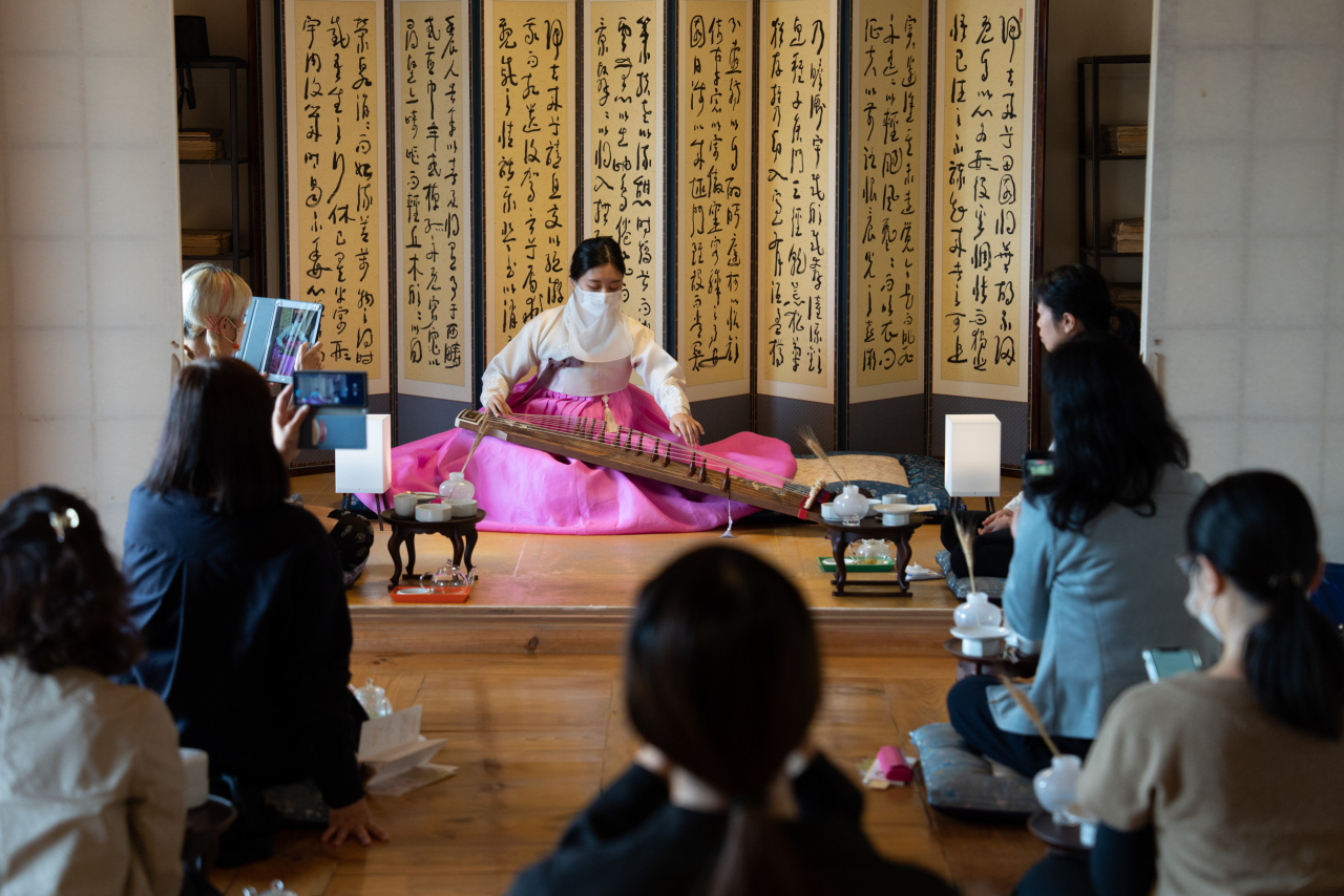 주일 한국문화원에서 열린 ‘궁중병과 고호재’ 프로그램