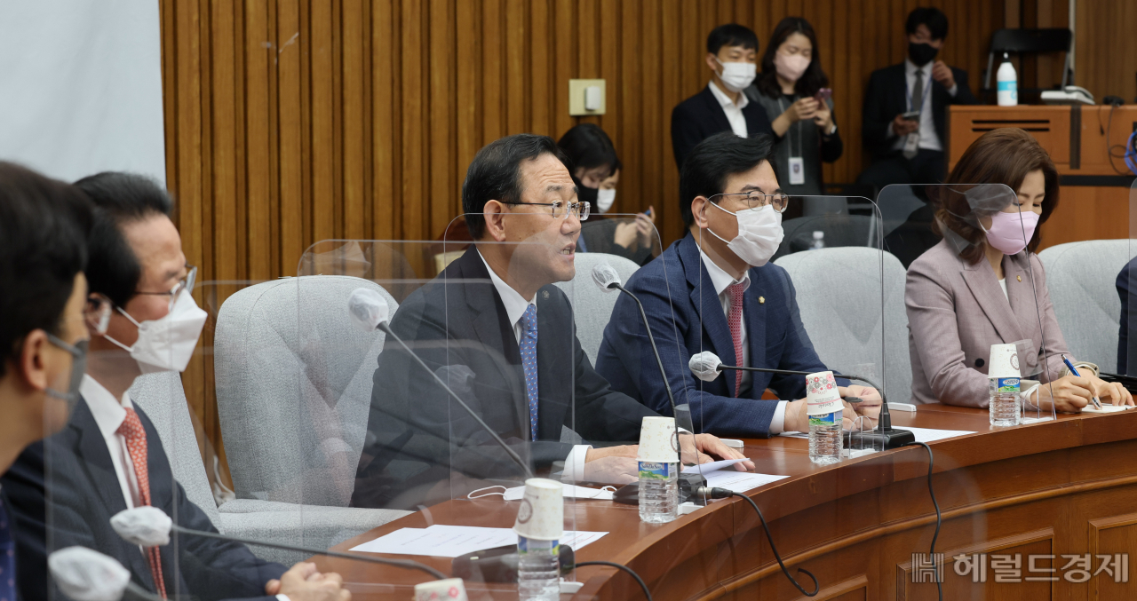 주호영 국민의힘 원내대표가 18일 국회에서 열린 국정감사대책회의에 참석, 모두발언을 하고 있다. 이상섭 기자