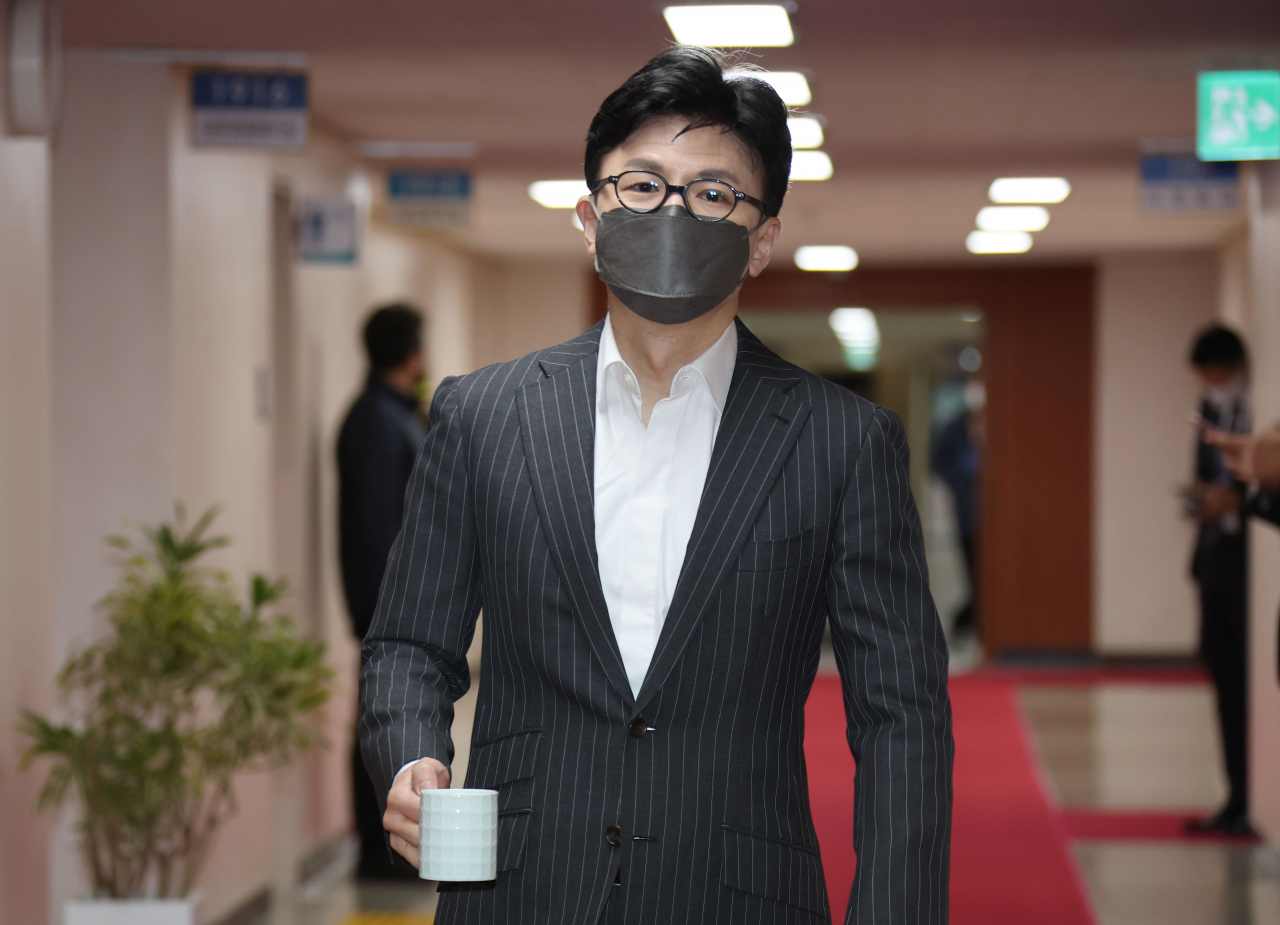 한동훈 법무부 장관이 18일 정부서울청사에서 열린 국무회의에 참석하고 있다. [연합]
