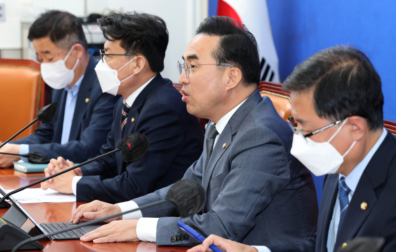 박홍근 더불어민주당 원내대표가 18일 국회에서 열린 국감대책회의에서 발언하고 있다. 이상섭 기자