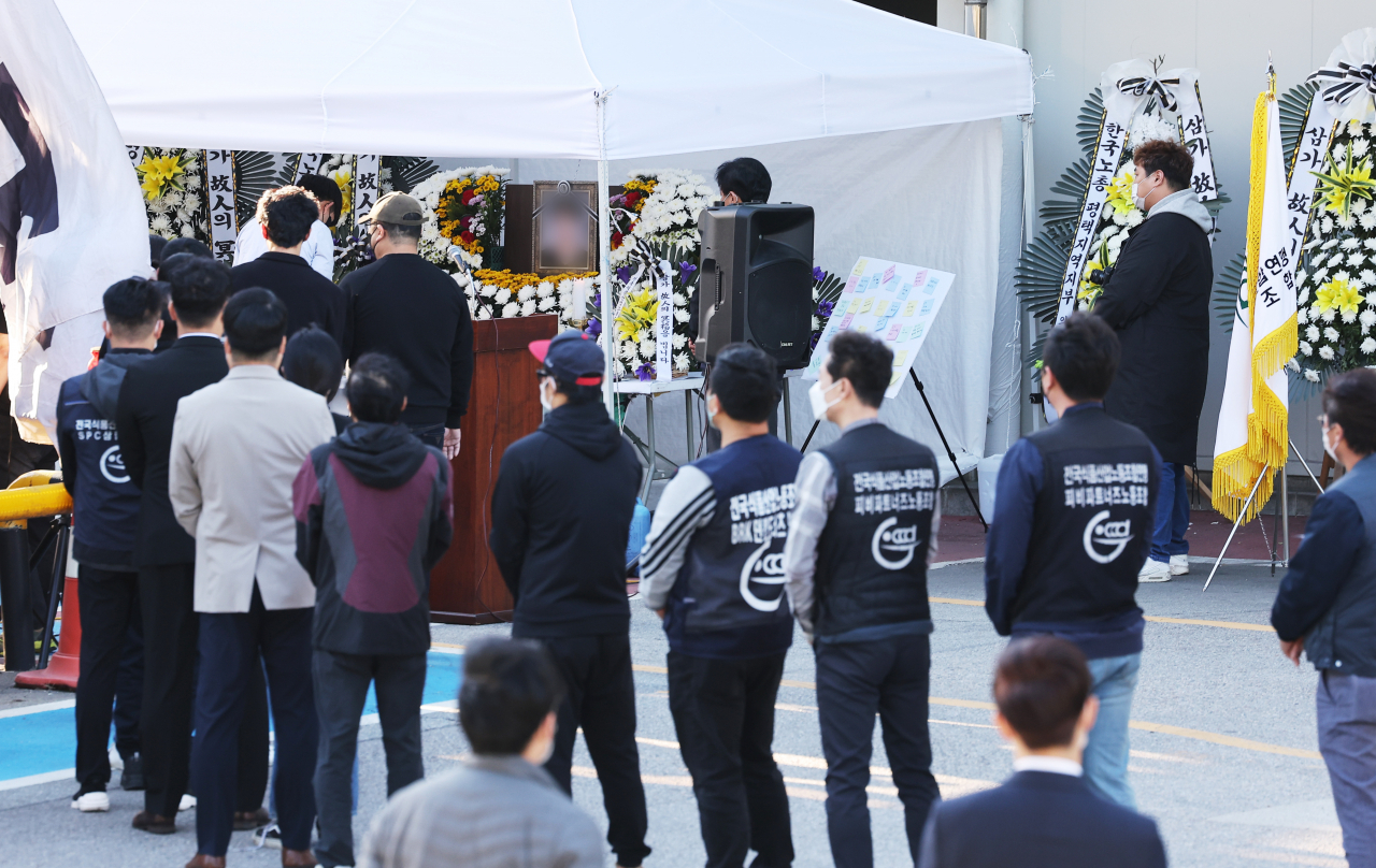 경기 평택 SPC그룹 계열 SPL 제빵공장에서 열린 지난 15일 소스 교반기계에 끼여 숨진 20대 여성 근로자 A씨 추모제가 지난 17일 열렸다. 추모제 참석자들이 헌화하고 있는 모습. [연합]
