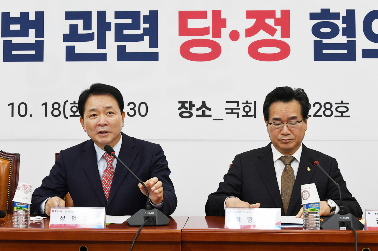 성일종 국민의힘 정책위의장(왼쪽)이 18일 서울 여의도 국회에서 열린 양곡관리법 관련 당·정협의회에서 발언하고 있다. 오른쪽은 정황근 농림축산식품부 장관. 이상섭 기자