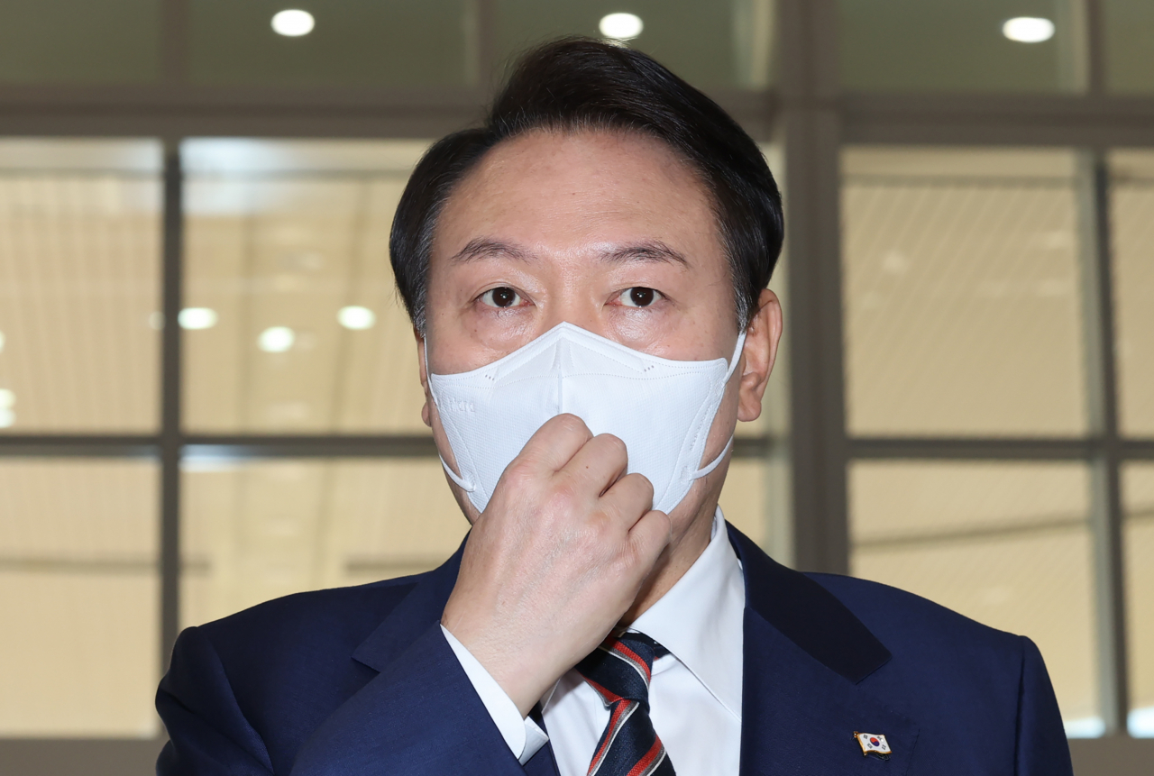 윤석열 대통령이 17일 오전 서울 용산 대통령실 청사로 출근, 주말 카카오 '먹통' 사태 등과 관련해 발언하고 있다. [연합]