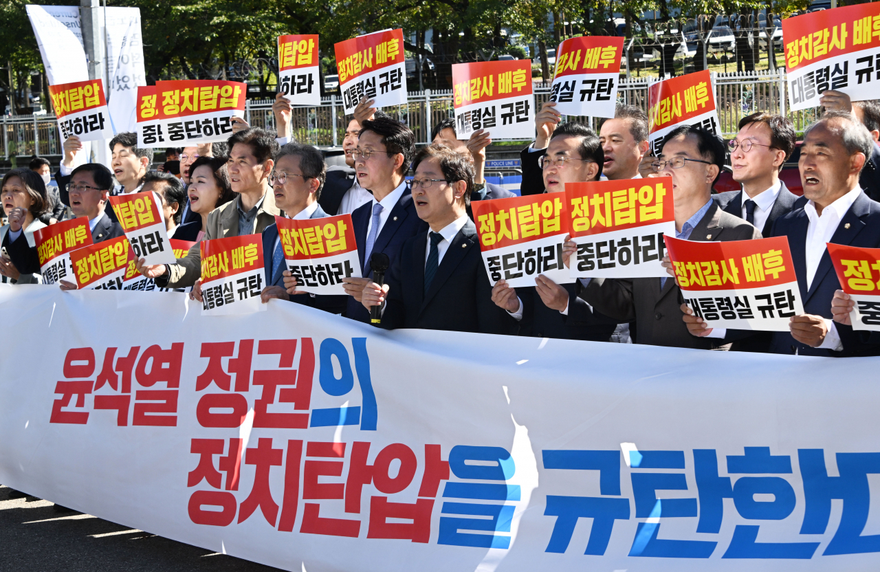 박홍근 더불어민주당 원내대표와 박범계 정치탄압대책위원장 등 의원들이 17일 서울 용산구 대통령실 앞에서 윤석열 정권 정치탄압 규탄 기자회견을 하고 있다. [연합]
