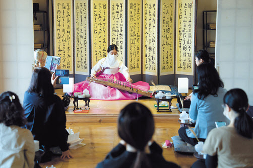 주일 한국문화원에서 열린 ‘궁중병과 고호재’프로그램