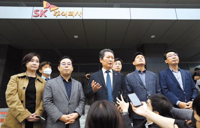 국회 과학기술정보방송통신위원회 정청래(가운데) 위원장과 박성중(왼쪽에서 두번째) 국민의힘 간사 등 해당 상임위 소속 의원들이 지난 16일 카카오 등 데이터 관리 시설이 입주한 경기 성남시 SK 판교캠퍼스의 전기실 등 화재 현장을 둘러본 뒤 상황을 설명하고 있다.  [연합]