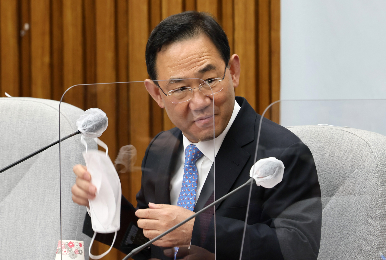주호영 국민의힘 원내대표가 18일 오전 국회에서 열린 국정감사대책회의에서 발언 전 마스크를 벗고 있다. 이상섭 기자
