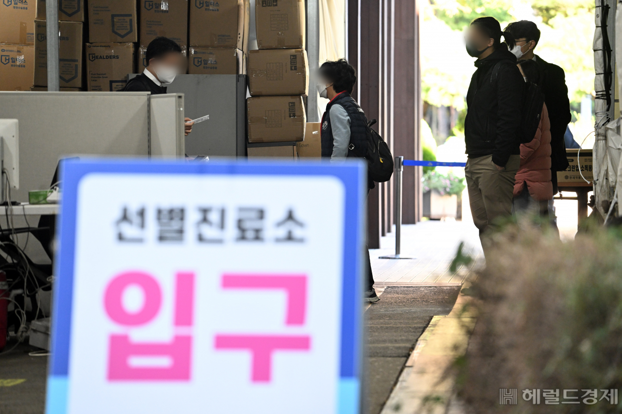 코로나19 확진자가 1주 전 대비해 2배 증가하며 다시 ‘더블링’ 양상을 보이고 있다. 18일 서울 송파구보건소 선별진료소를 찾은 시민들이 코로나19 검사를 받기위해 대기하고 있다. 임세준 기자