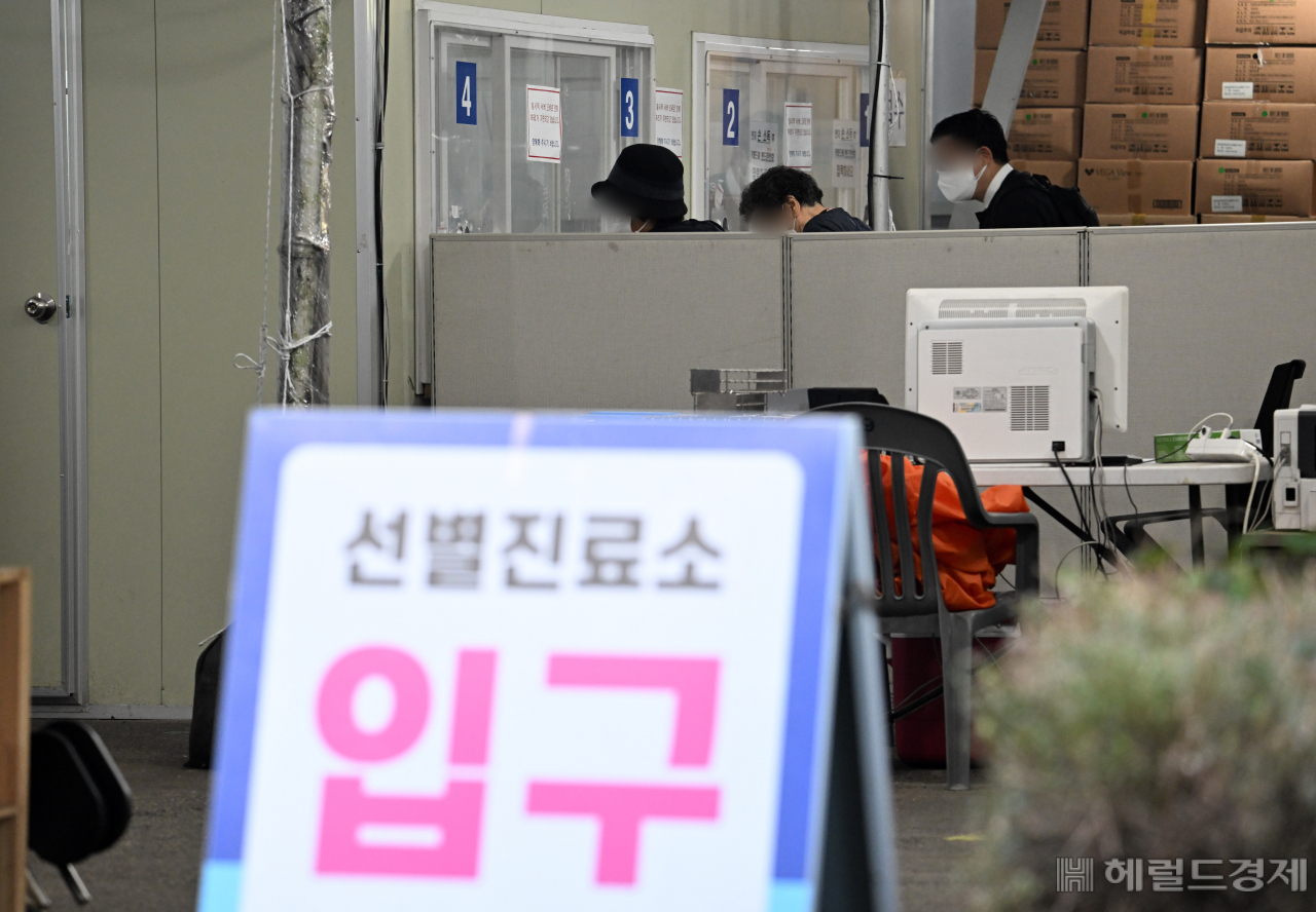 코로나19 확진자가 1주 전 대비해 2배 증가하며 다시 ‘더블링’ 양상을 보이고 있다. 18일 서울 송파구보건소 선별진료소를 찾은 시민들이 코로나19 검사를 받고있다. 임세준 기자