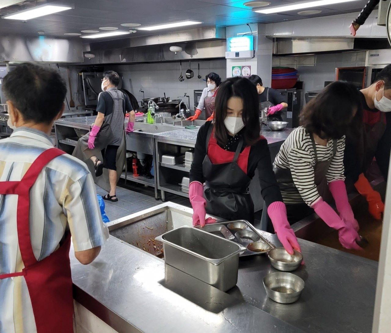 김건희 여사가 지난 8월 말 경기도 성남의 사회복지시설인 '안나의 집'에서 봉사활동을 한 사실이 뒤늦게 알려졌다. '안나의 집'은 이탈리아 출신 김하종(세례명 빈첸시오 보르도) 신부가 무료급식소를 운영하며 매일 최대 800여명의 홀몸 노인, 노숙인 등에게 식사를 제공하는 곳이다. 15일 대통령실과 김 신부 페이스북 글 등에 따르면 김 여사는 지난 8월 31일 '안나의 집'을 방문해 급식소에서 설거지봉사를 했다. [연합]