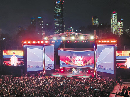 13일 펼쳐진 서울뮤직페스티벌 메인 행사장에는 관람객들이 빼곡히 들어앉아 있다. 이영기 기자