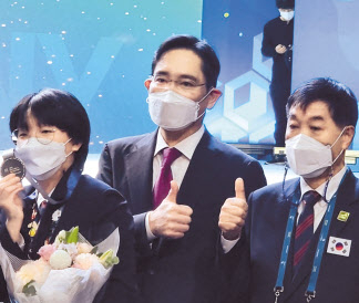 이재용(가운데) 삼성전자 부회장이 17일 경기도 고양시 킨텍스에서 열린 ‘2022 국제기능올림픽 특별대회 고양’ 폐회식에서 수상자들과 기념 사진을 찍으며 엄지를 치켜세우고 있다. 김지헌 기자