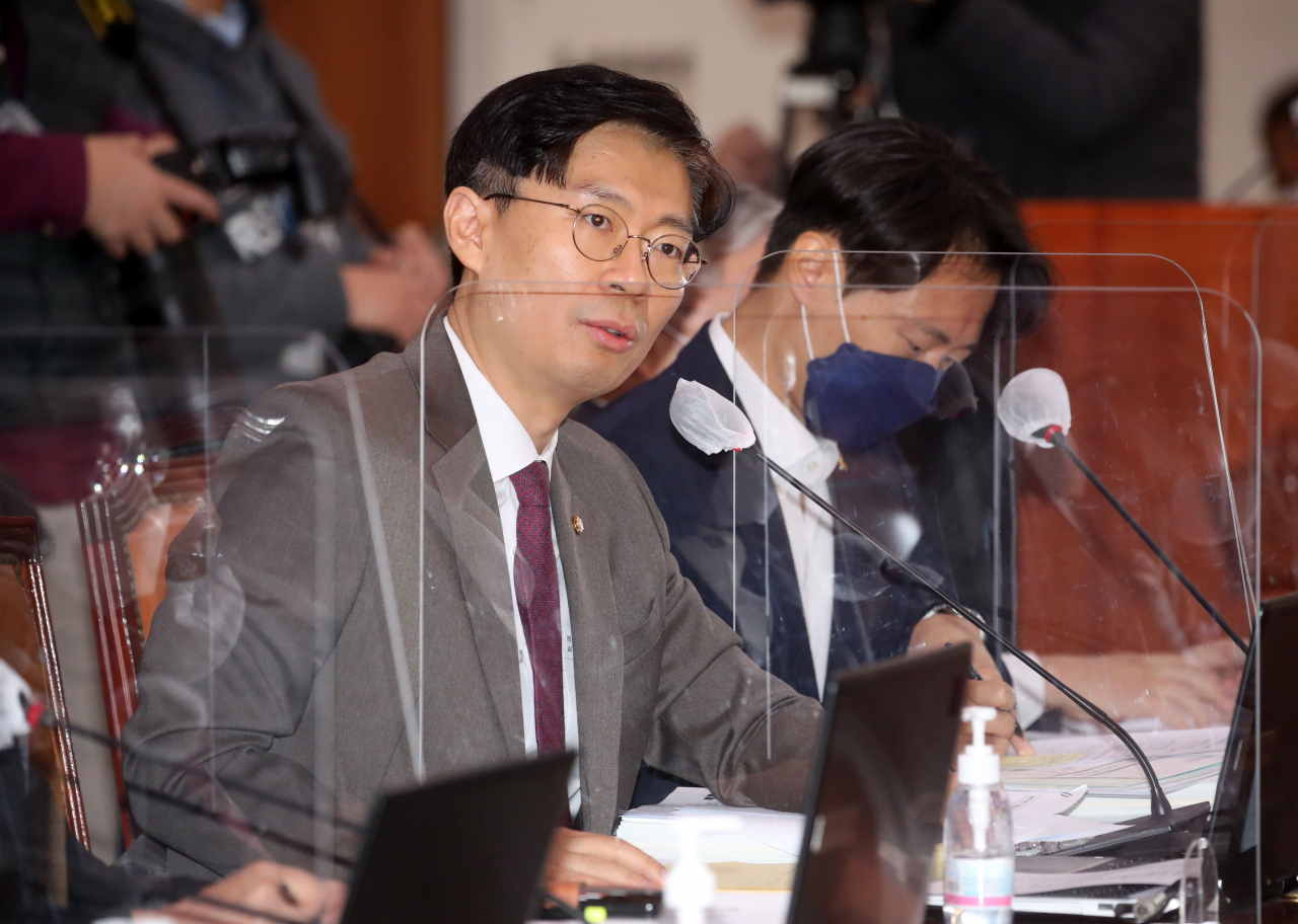 조정훈 시대전환 의원이 18일 서울 여의도 국회에서 열린 서울고검 등에 대한 국정감사에서 기동민 더불어민주당 의원과 설전을 벌이고 있다. [이상섭 기자]